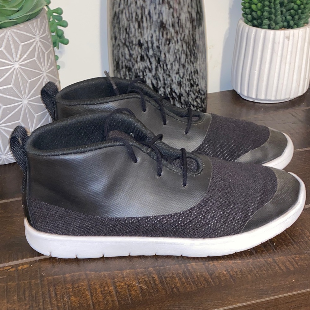 UGG Seaway Chukka Black & White Youth Kids Sneakers Size 4